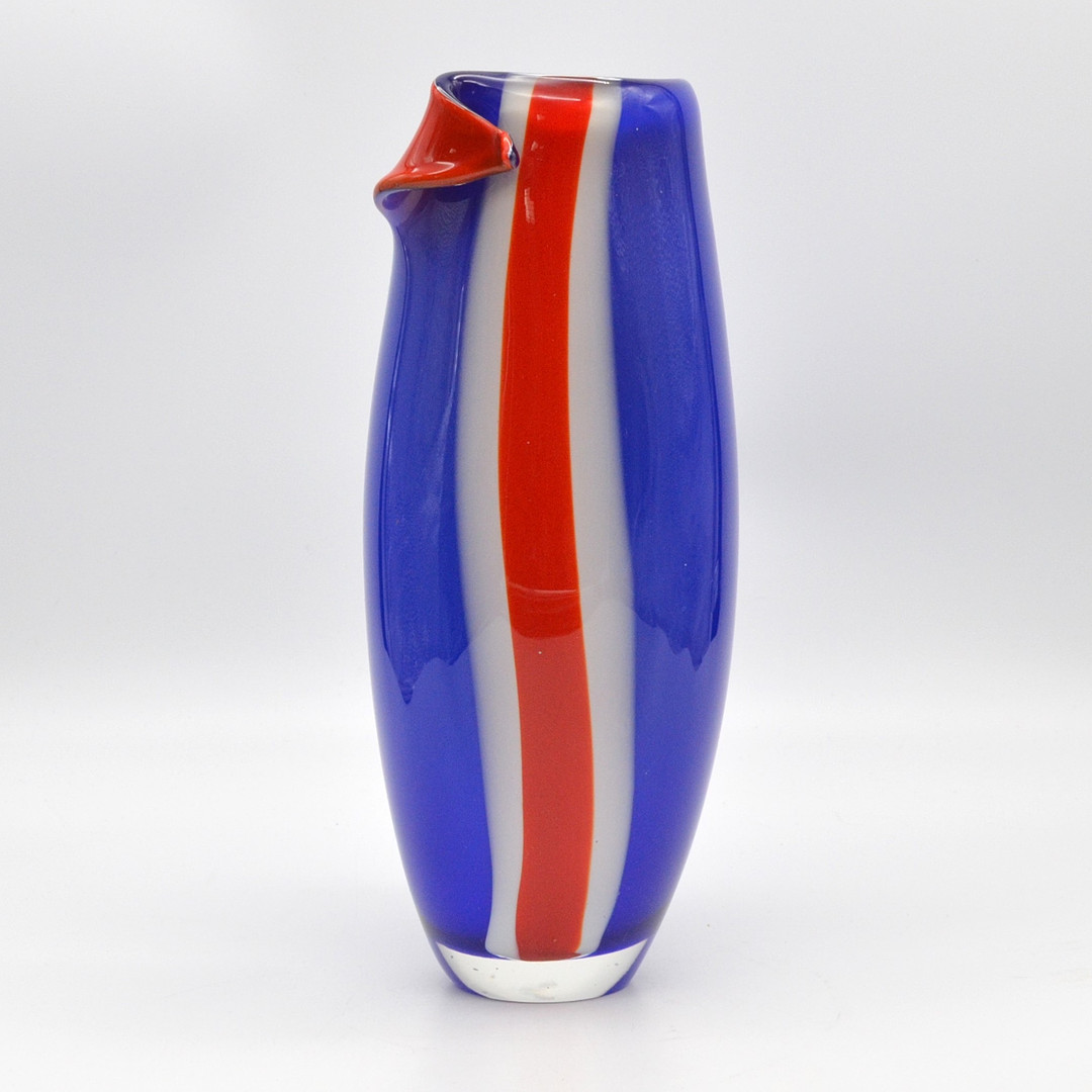 PETR HORA (1949). DESIGNERVASE AUS GLAS, BLAU-WEISS-ROT, MEHRFACHES STUDIOGLAS, 2008, HÖHE CA. 27CM.