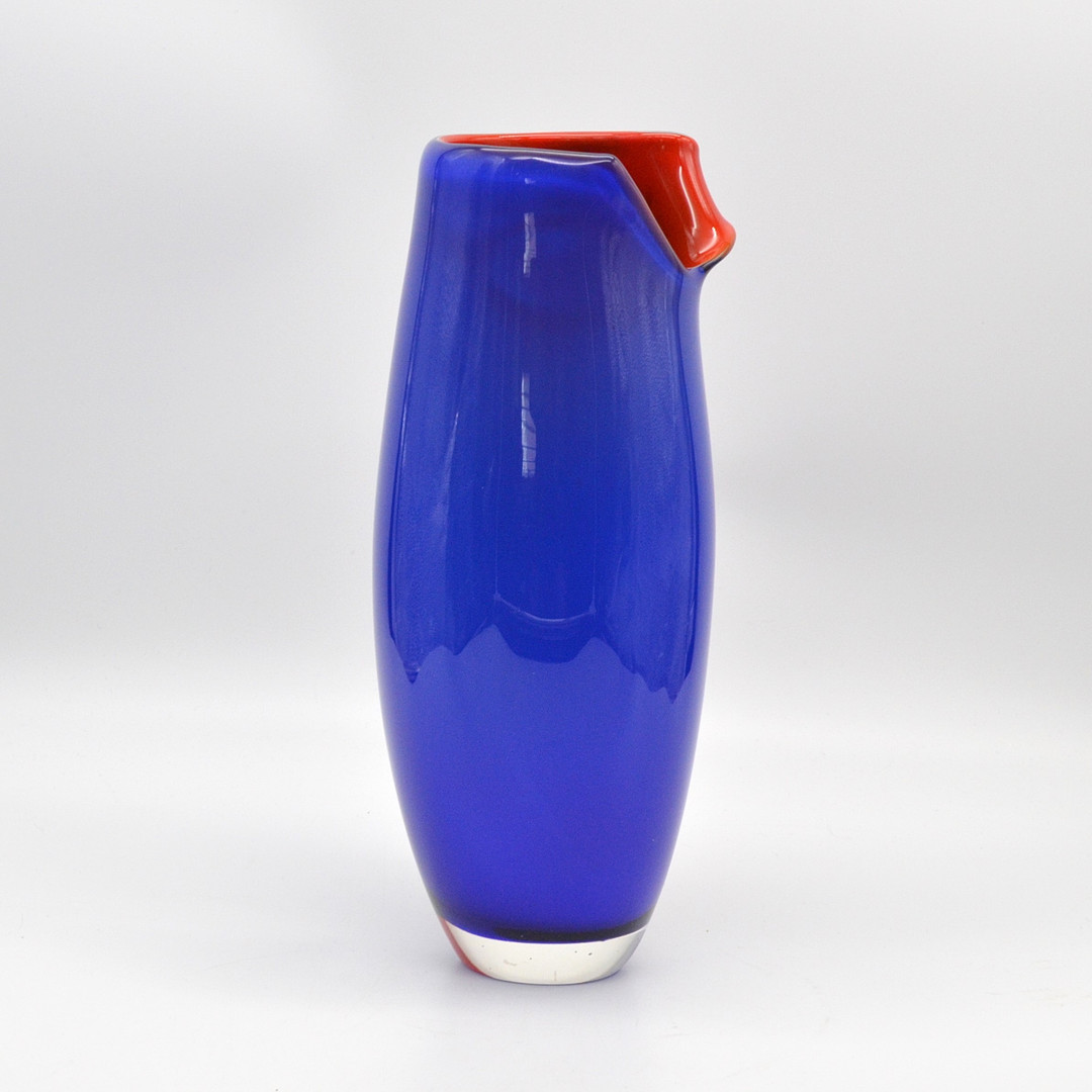 PETR HORA (1949). DESIGNERVASE AUS GLAS, BLAU-WEISS-ROT, MEHRFACHES STUDIOGLAS, 2008, HÖHE CA. 27CM.
