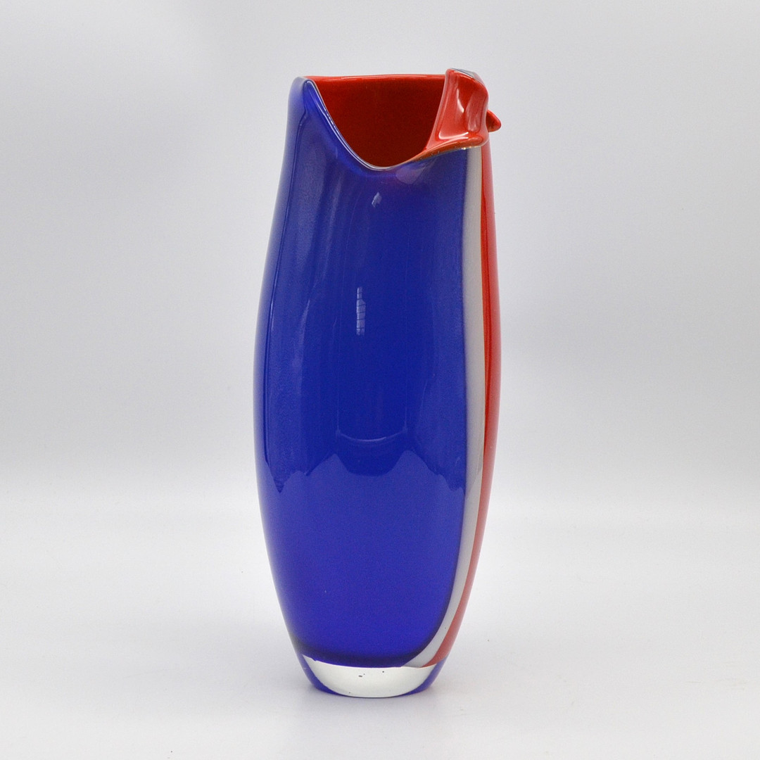 PETR HORA (1949). DESIGNERVASE AUS GLAS, BLAU-WEISS-ROT, MEHRFACHES STUDIOGLAS, 2008, HÖHE CA. 27CM.