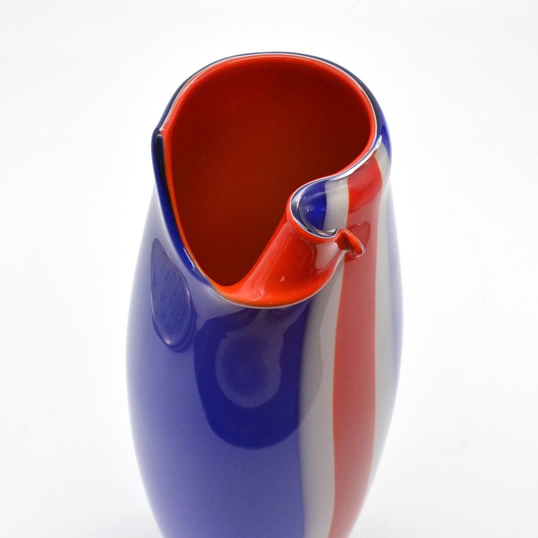 PETR HORA (1949). DESIGNERVASE AUS GLAS, BLAU-WEISS-ROT, MEHRFACHES STUDIOGLAS, 2008, HÖHE CA. 27CM.