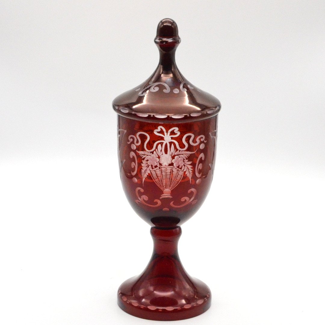 BÖHMISCHER DECKELPOKAL, ÜBERFANGGLAS, SCHLIFFDEKOR, BLUMEN ENSEMBLE, SPÄTE 19. JAHRHUNDERT.