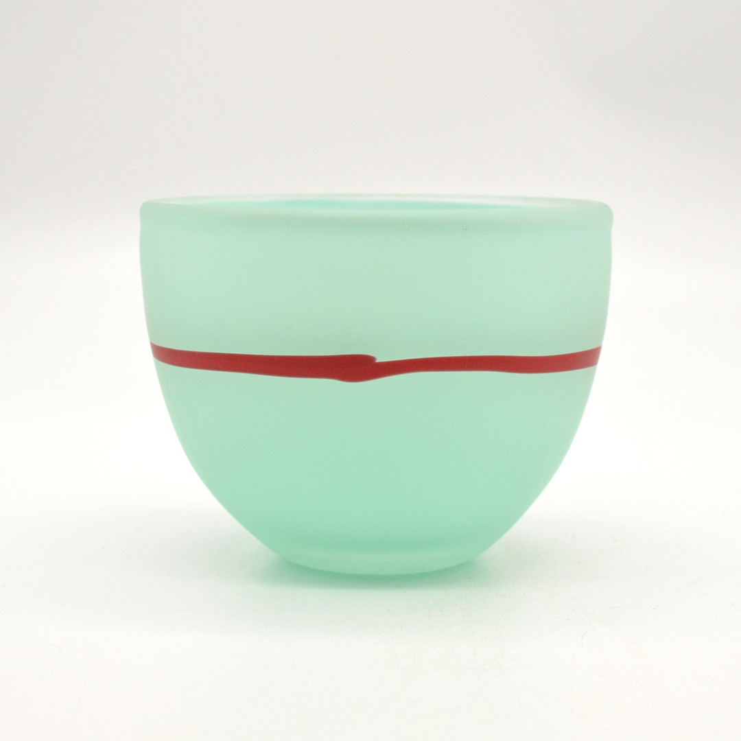 MARIE BREYEN & SILJE LINDRUP. DESIGNERVASE, FROSTED GLAS, TÜRKIS MIT ROTEM STRICH, 2014, SIGNIERT UND DATIERT.