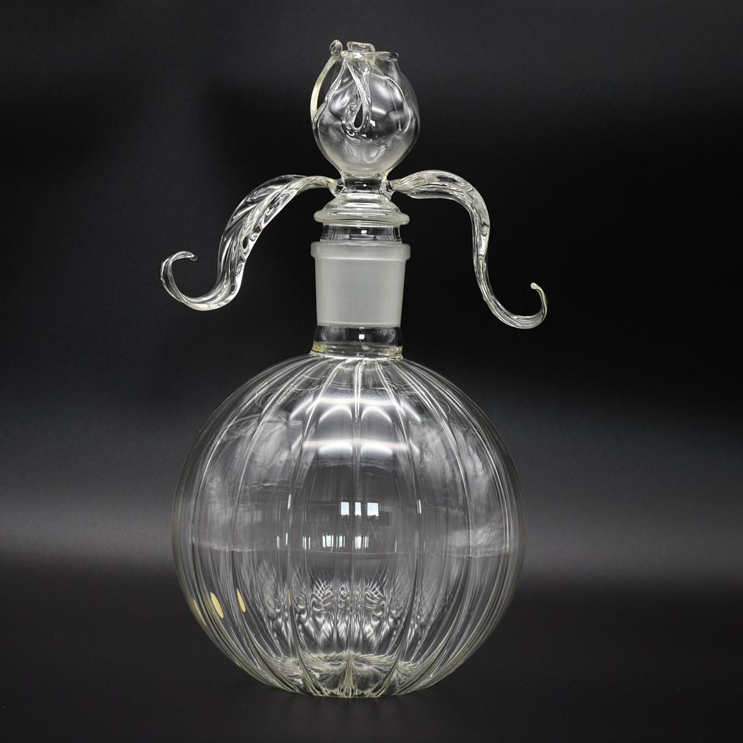 DESIGNER DEKANTER MIT ROSE, GLAS, FRANKREICH, FRÜHES 20. JAHRHUNDERT, UNLESERLICH SIGNIERT.