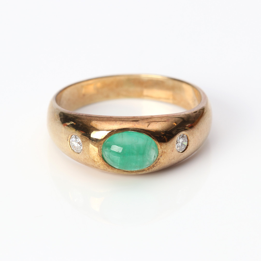 SMARAGDRING. 14k guld med en cabochonslipad smaragd och två briljantslipade diamanter, totalvikt ca 4,8 gram.