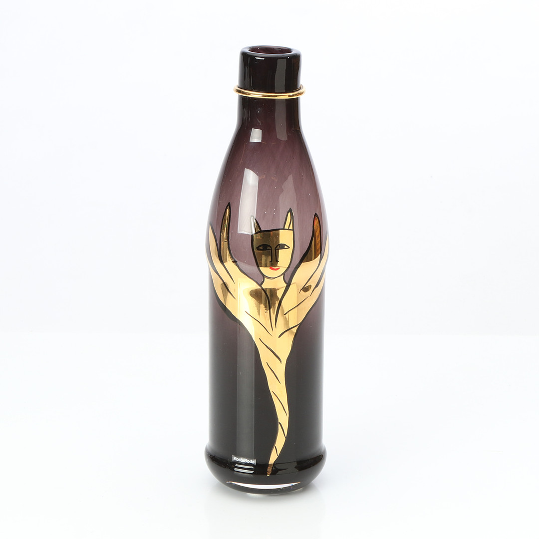 ULRICA HYDMAN-VALLIEN. FLASKVAS. Konstglas med gulddekor. "Pet Bottle - Aubergine". Kosta Boda, signerad undertill.
