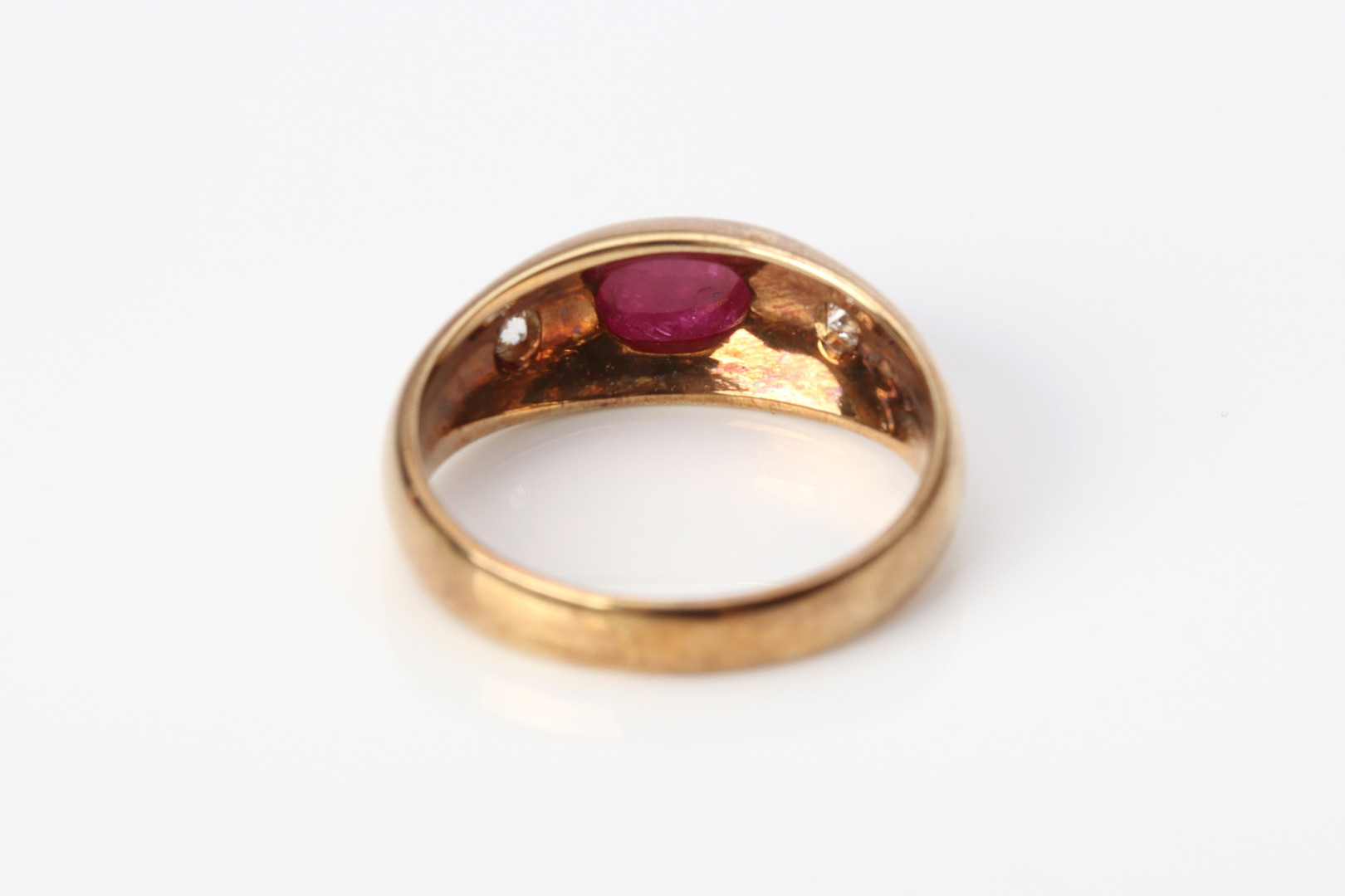 RUBINRING. 14k guld med en cabochonslipad rubin och två briljantslipade diamanter, totalvikt ca 4,8 gram.