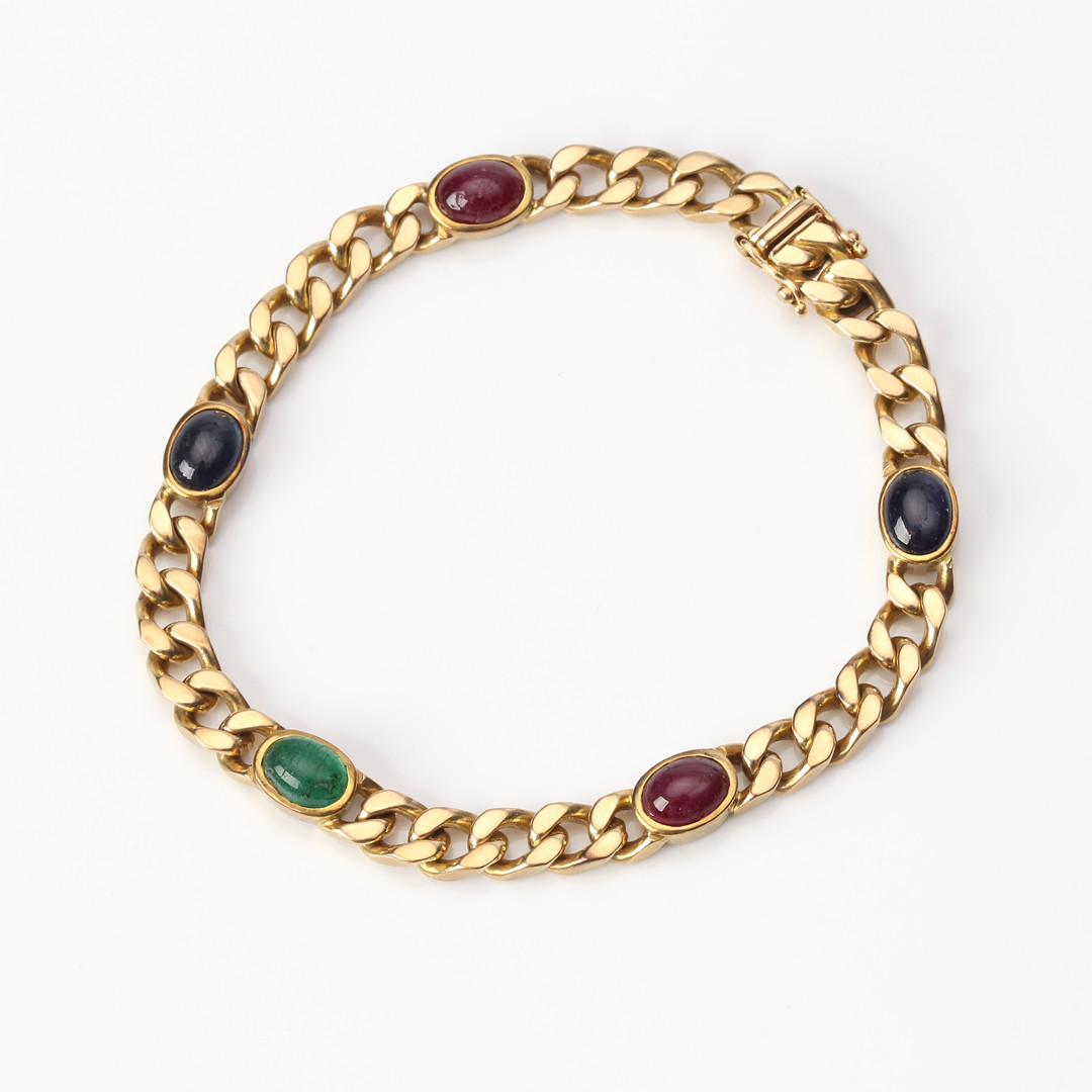 ARMBAND MED ÄDELSTENAR. Pansarlänk i 14k guld med cabochonslipade rubiner, safirer och smaragd, totalvikt ca 25,8 gram.