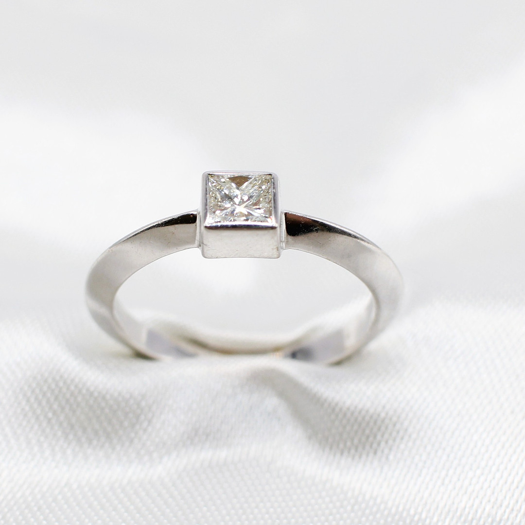 18K PRINCESS CUT DIAMOND SOLITAIRE RING.