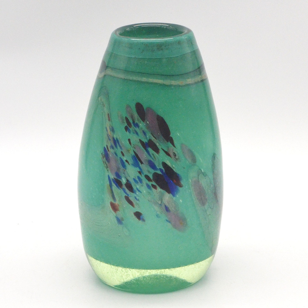 MURANO KUNSTGLASVASE, MEHRFACHER ÜBERFANGGLAS, TÜRKIS UND MARMORIERT, ITALIEN, UM 1950.