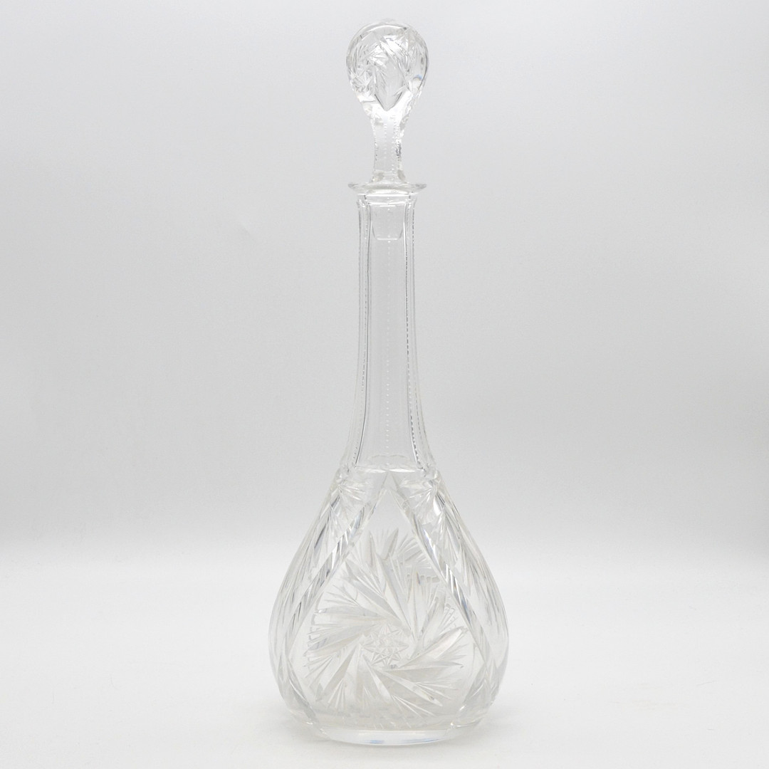 ANTIKER BÖHMISCHER DEKANTER MIT STOPFEN, GLAS, SCHLIFFDEKOR, 19. JAHRHUNDERT.