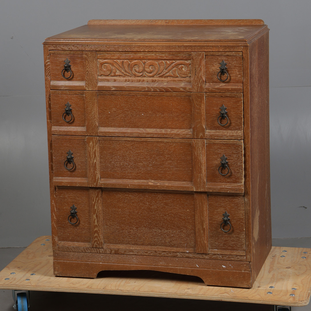 A LIGHT OAK CHEST OF DRAWERS.