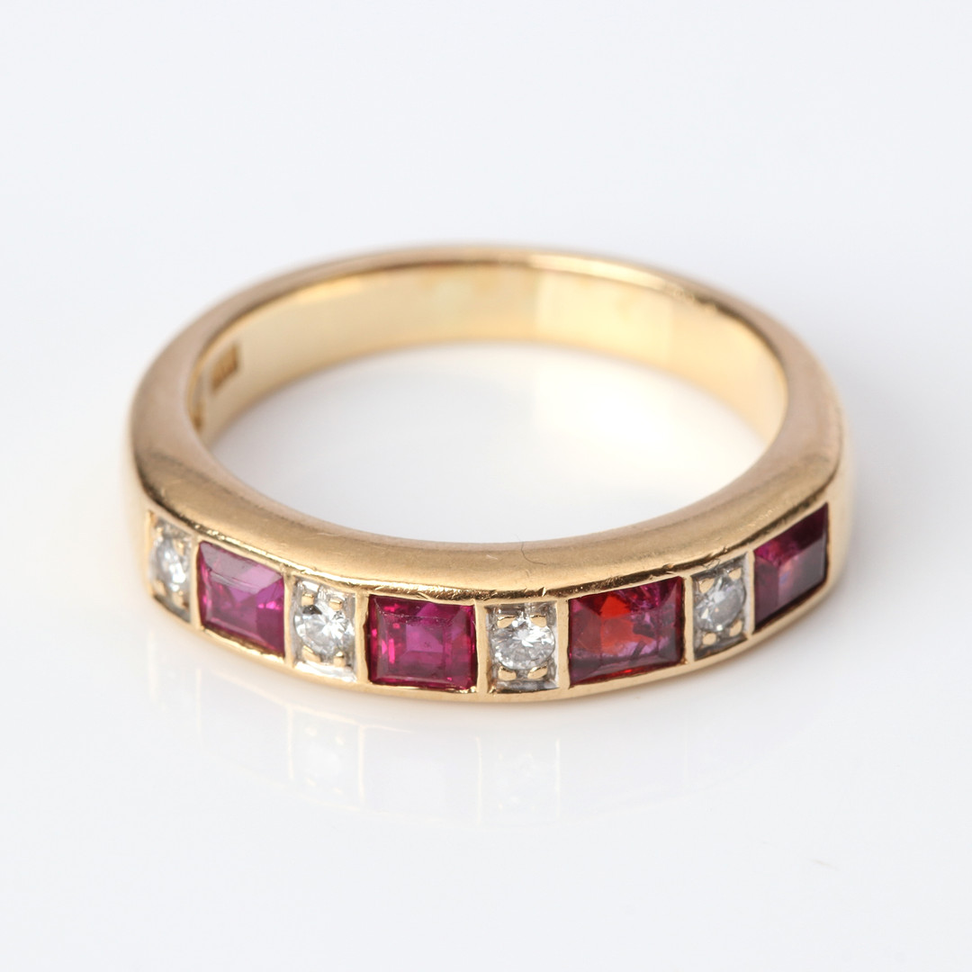 RUBIN- OCH DIAMANTRING. 18k guld med carréslipade rubiner och briljantslipade diamanter, totalvikt ca 7,3 gram.