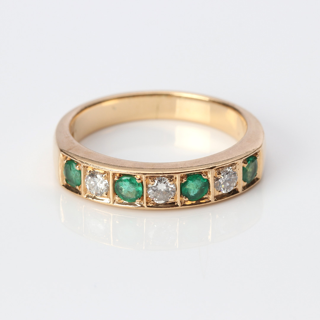 SMARAGD- OCH DIAMANTRING. 18k guld med fasetterade smaragder och briljantslipade diamanter, totalvikt ca 7,2 gram.