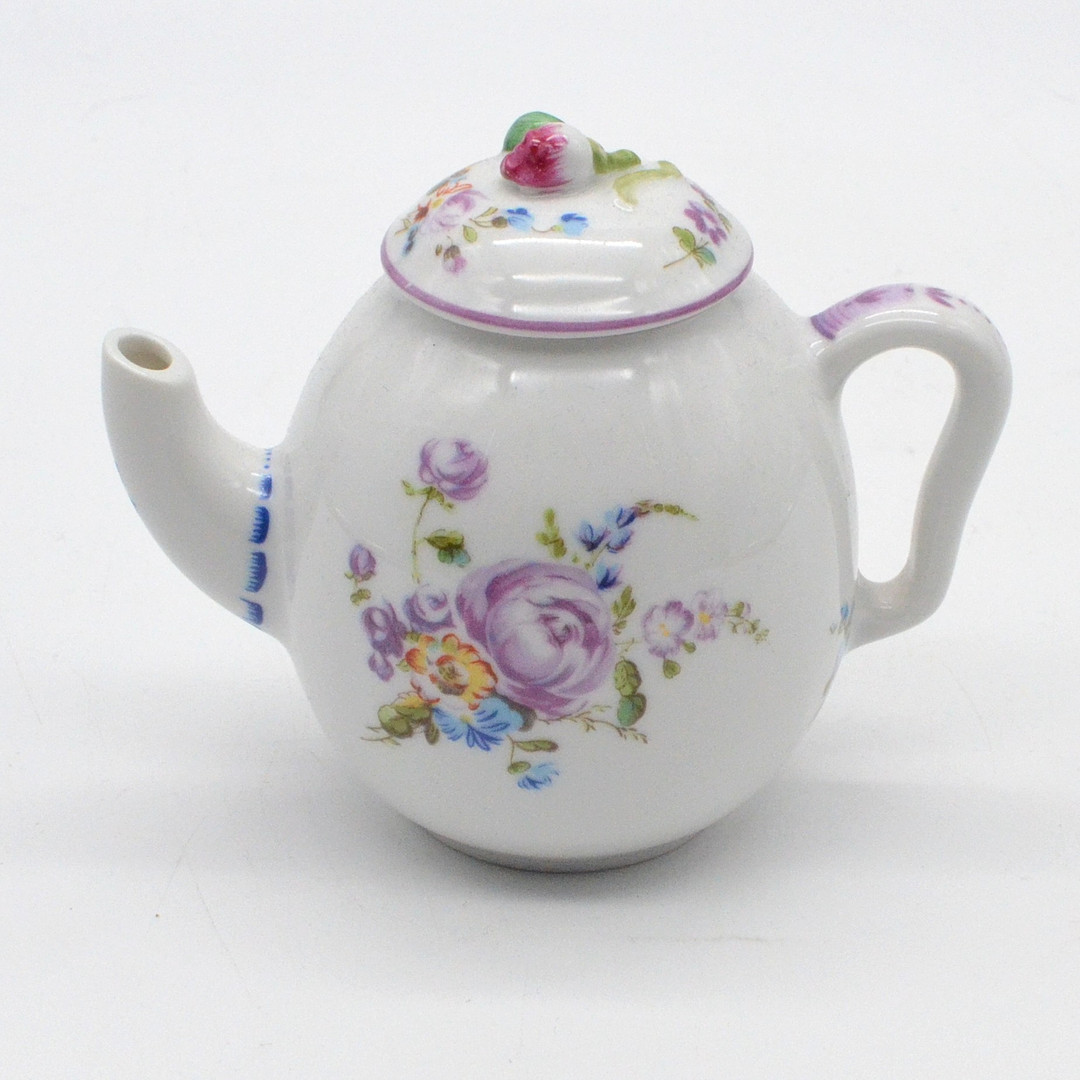 FRANKLIN MINT, VICTORIA & ALBERT, "MENNECY", UM 1985, KLEINE TEEKANNE AUS PORZELLAN.