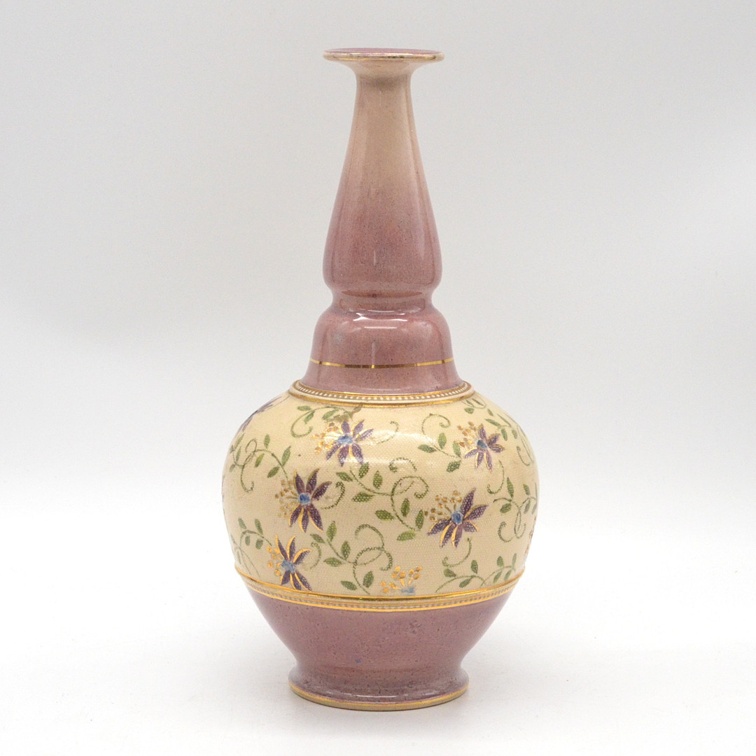 JOHN SLATER (1844-1914). ROYAL DOULTON LAMBETH, DESIGNERVASE, STEINGUT, BLUMENVERZIERUNG, GOLD-DETAILS, ENGLAND, UM 1900.