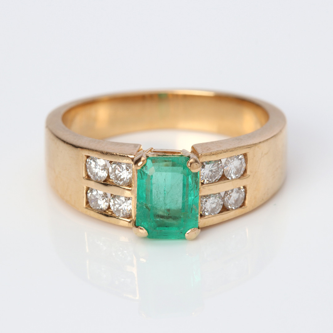 SMARAGD- OCH DIAMANTRING. 18k guld med en fasetterad smaragd och åtta briljantslipade diamanter, totalvikt ca 10,1 gram.