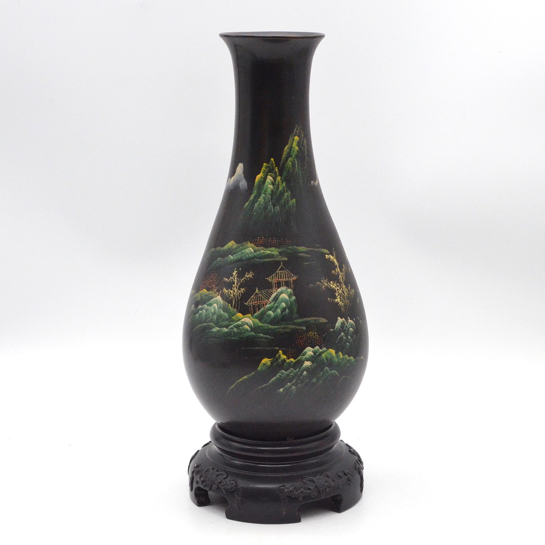 CHINESISCHE VASE, CHINOISERIE-STIL LANDSCHAFT, HOLZ, LACKMALEREI, UM 1970, CHINA.