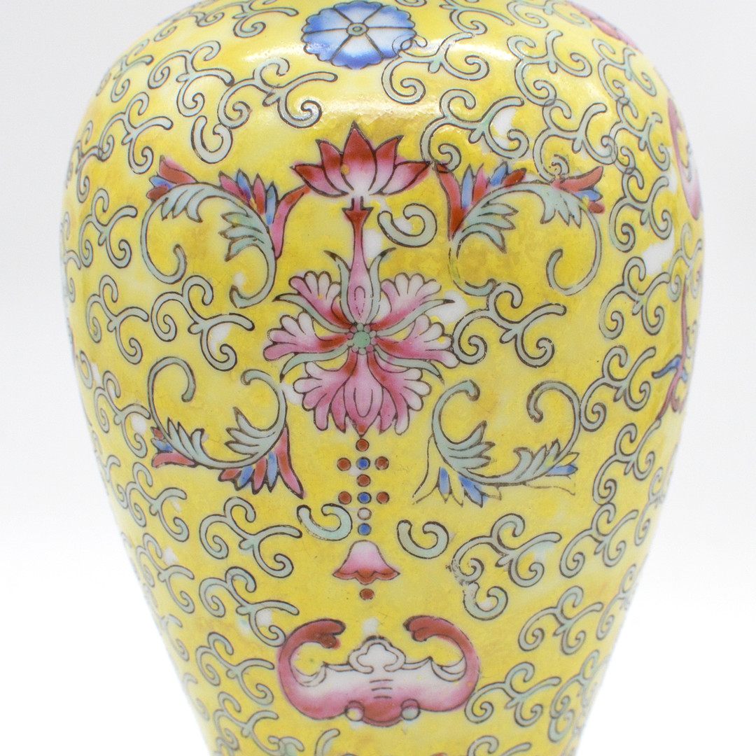 FAMILLE ROSE DECKELVASE, GELB, PORZELLAN, BLUMENDEKOR, CHINA, UM 1900-1950.