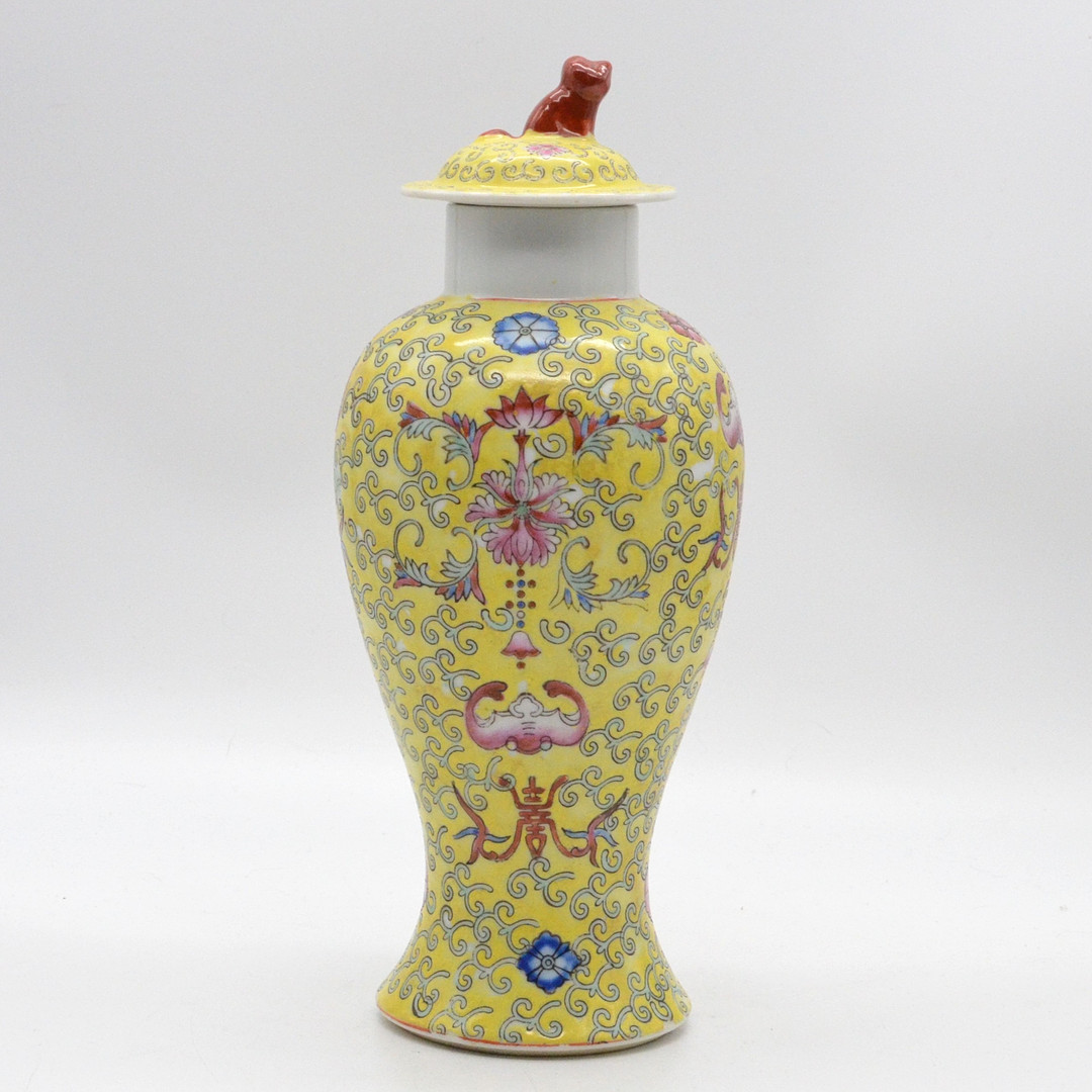 FAMILLE ROSE DECKELVASE, GELB, PORZELLAN, BLUMENDEKOR, CHINA, UM 1900-1950.