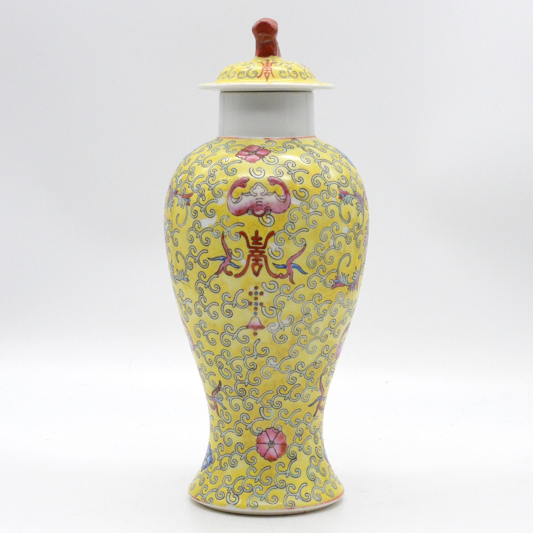 FAMILLE ROSE DECKELVASE, GELB, PORZELLAN, BLUMENDEKOR, CHINA, UM 1900-1950.