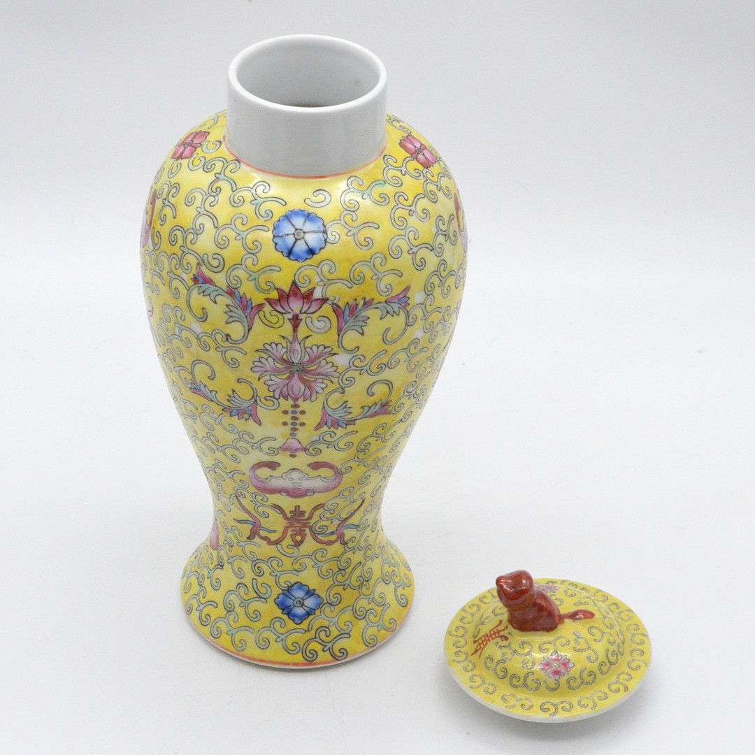 FAMILLE ROSE DECKELVASE, GELB, PORZELLAN, BLUMENDEKOR, CHINA, UM 1900-1950.