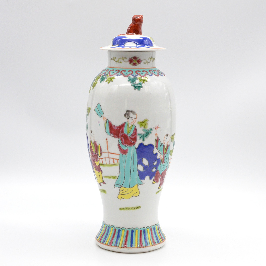 FAMILLE ROSE DECKELVASE, HANDBEMALTES PORZELLAN, DAME SPIELT MIT KINDERN, JINGDEZHEN, CHINA, UM 1950.