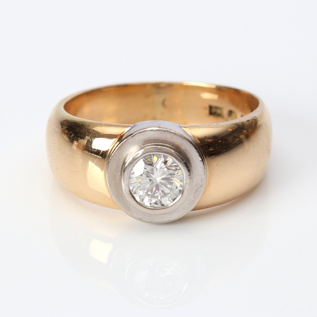 DIAMANTRING. 18k röd- och vitguld med en briljantslipad diamant ca 0,80 ct, totalvikt ca 17,1 gram.