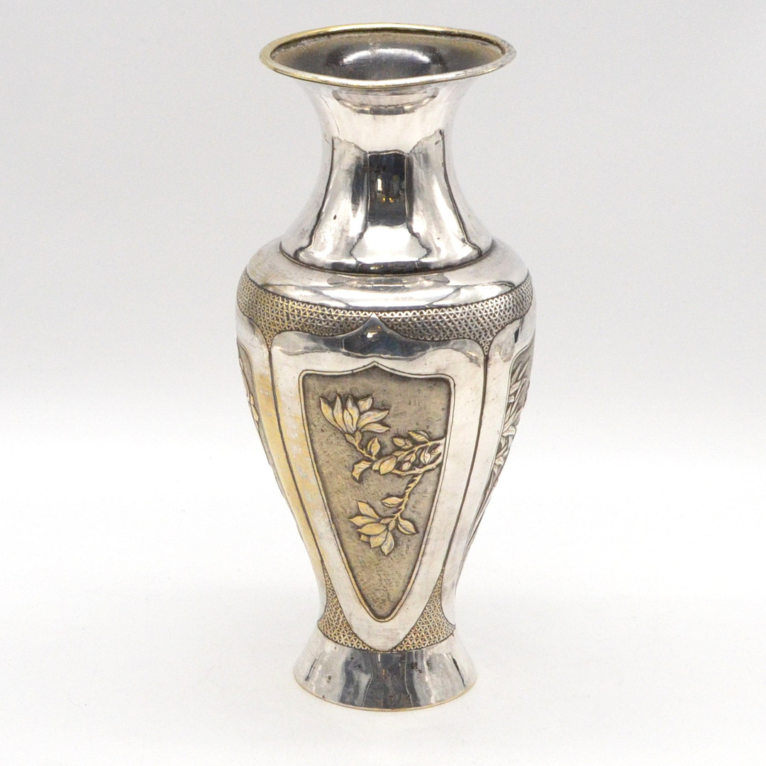 CHINESISCHE VASE, BLUMEN UND VOGEL, VERSILBERT UND VERGOLDET, METALL, 1950 GRAVIERT, CHINA, UM 1920.