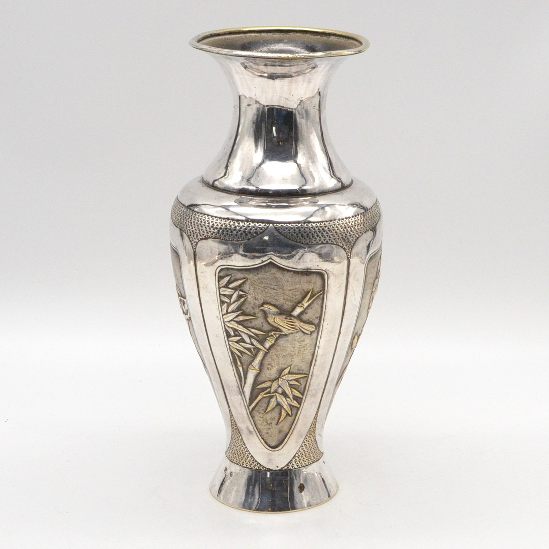 CHINESISCHE VASE, BLUMEN UND VOGEL, VERSILBERT UND VERGOLDET, METALL, 1950 GRAVIERT, CHINA, UM 1920.
