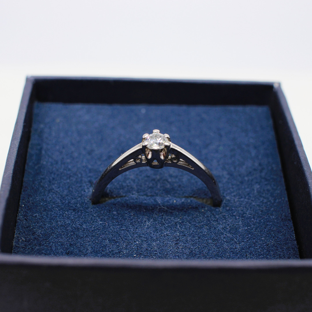 DIAMOND SOLITAIRE RING.
