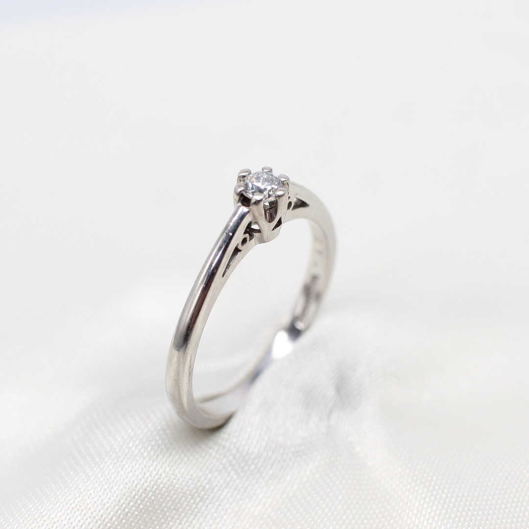 DIAMOND SOLITAIRE RING.