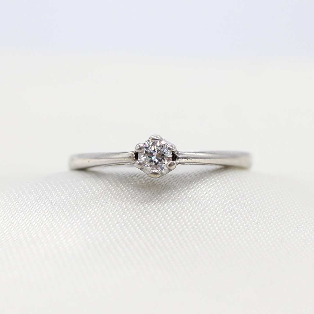 DIAMOND SOLITAIRE RING.