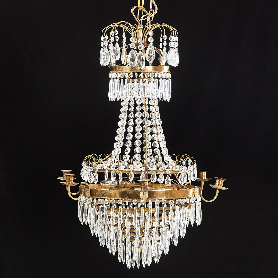 LJUSKRONA, 1900-talets början, sengustaviansk stil, för 6 ljus, stomme i mässing, ring dekorerad med lejonmaskaroner, behängd med olikslipade prismor, piggbotten.