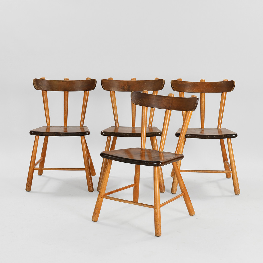 SVENSK MØBELDESIGN. Sæt på fire stole af birk med kølleben, Stolfabriks AB, Sverige, 1940'erne, (4).