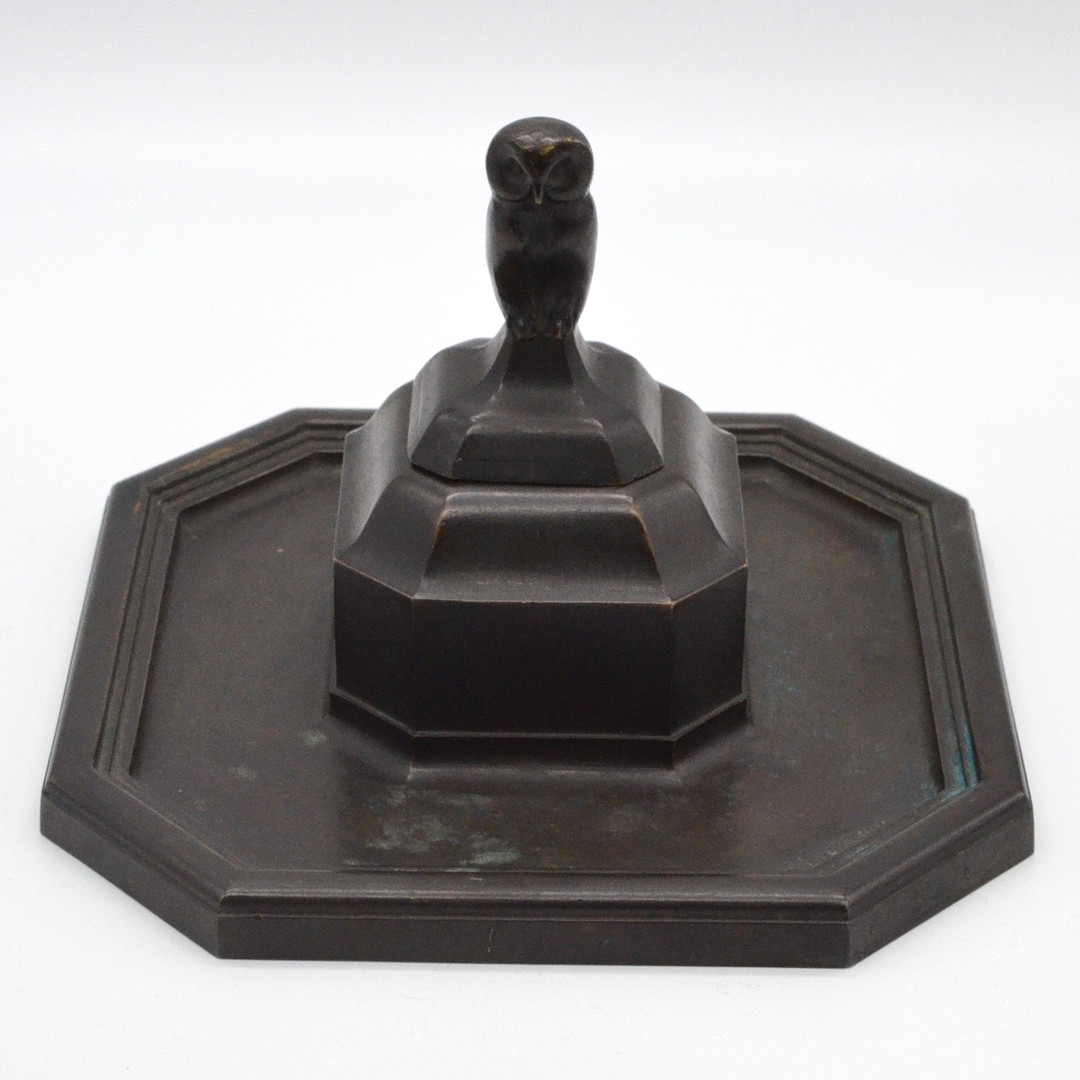 HARRY LIEBMANN (1876-1941). ANTIKES TINTENGEFÄSS MIT EINER EULE, BRONZE, JUGENDSTIL, UM 1900, MIT SIGNIERUNG.