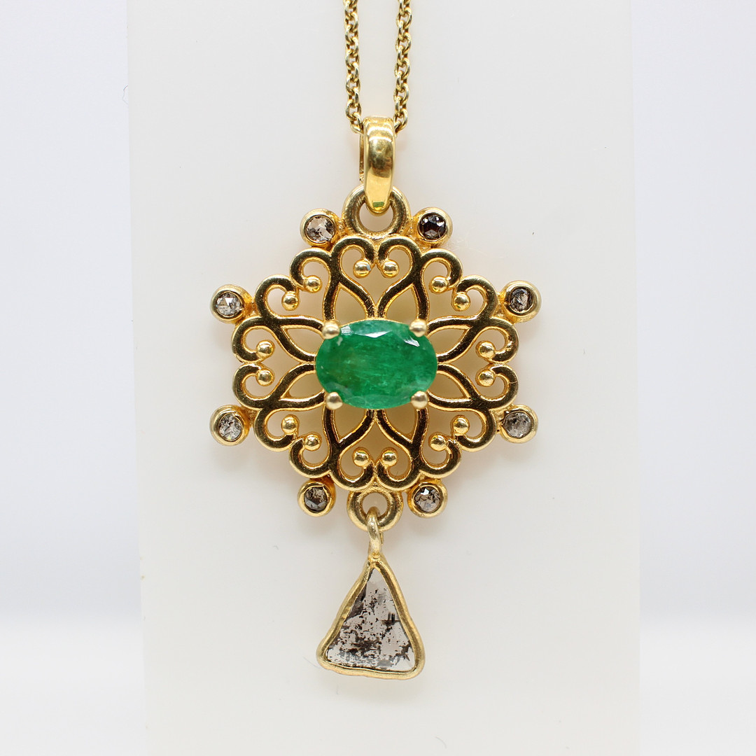 EMERALD & DIAMOND PENDANT NECKLACE.