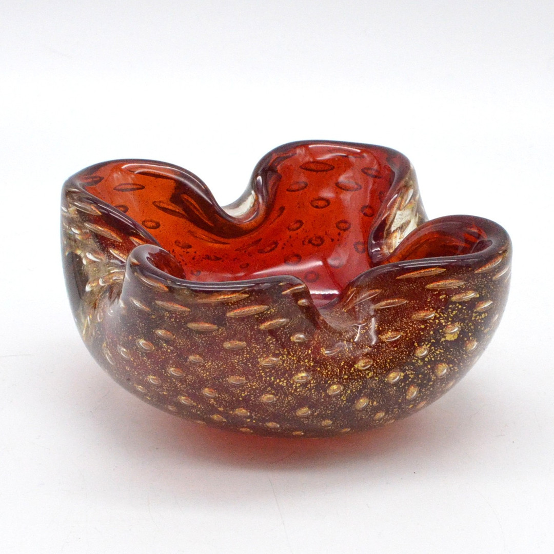 ARCHIMEDE SEGUSO. MURANO GLAS SCHALE, ROT-TRANSPARENT MIT GOLDPLATZFOLIE UND LUFTEINSCHLÜSSEN, ITALIEN, UM 1950.