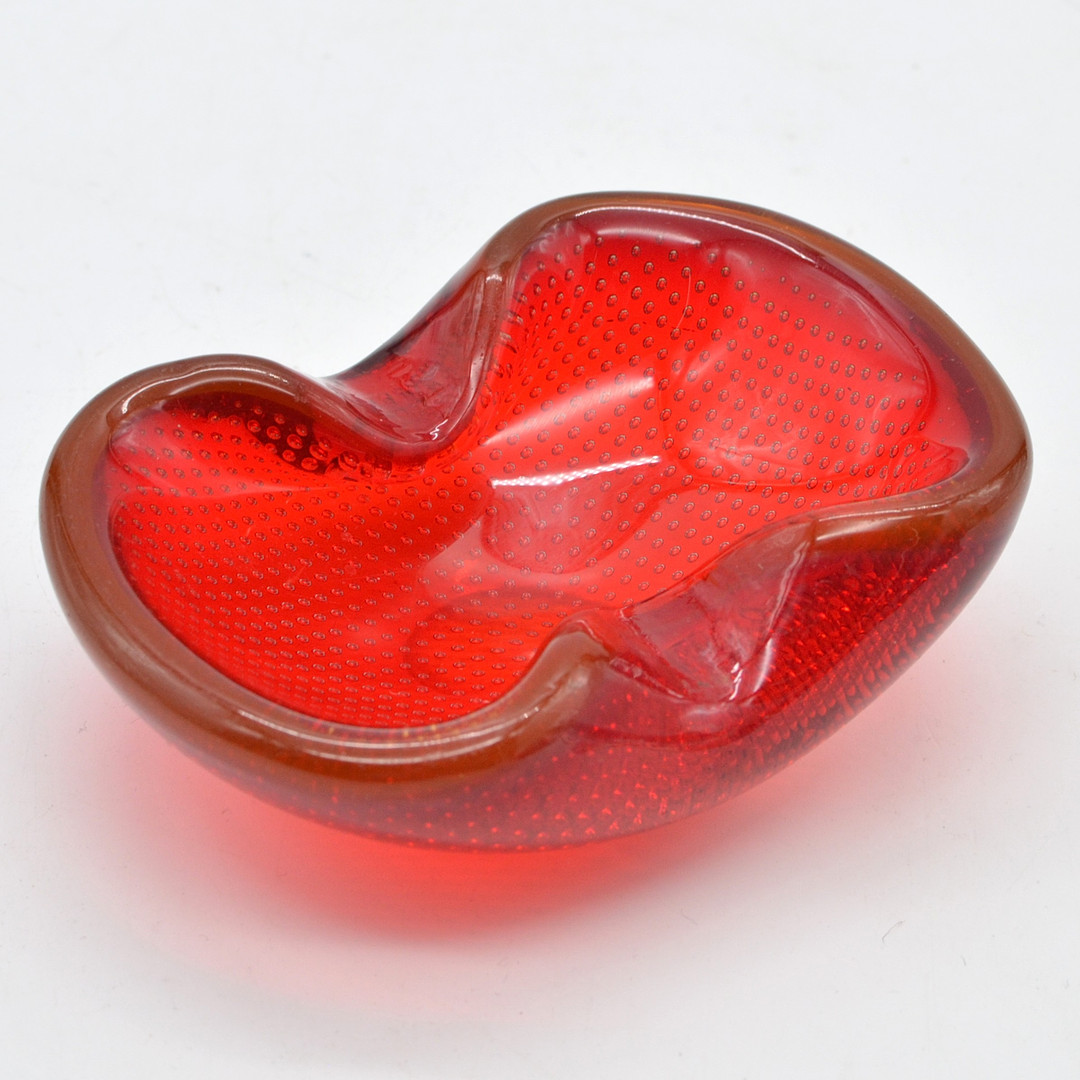 ARCHIMEDE SEGUSO. MURANO GLAS SCHALE, MEHRFACHES STUDIOGLAS MIT CADMIUMGLASRAND, SOMMERSO UND BULLICANTE, ITALIEN, UM 1950.