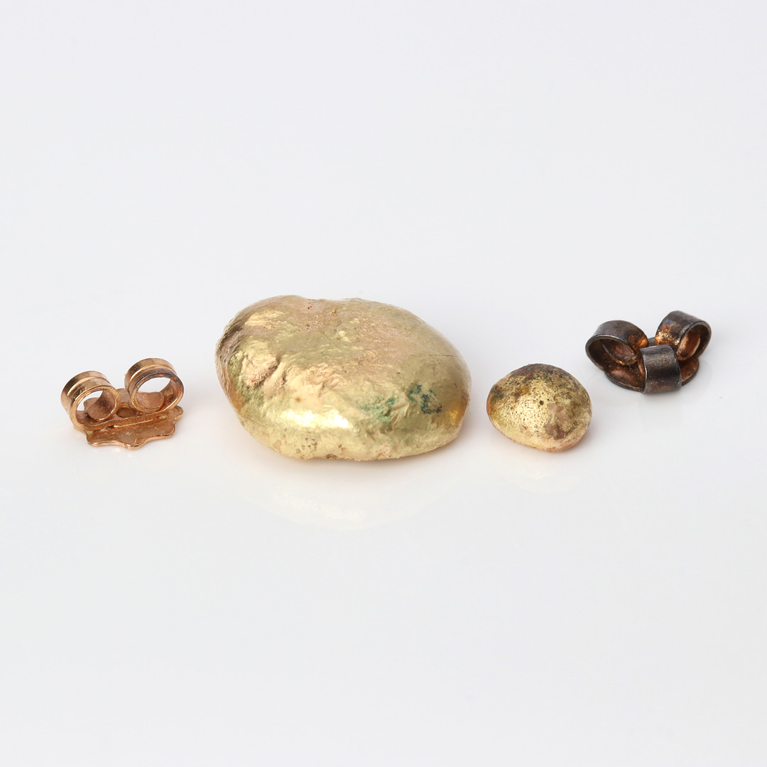 GULDSKROT. 18k guld, två snurrebussar och två "guldklimpar", totalvikt ca 8,1 gram.