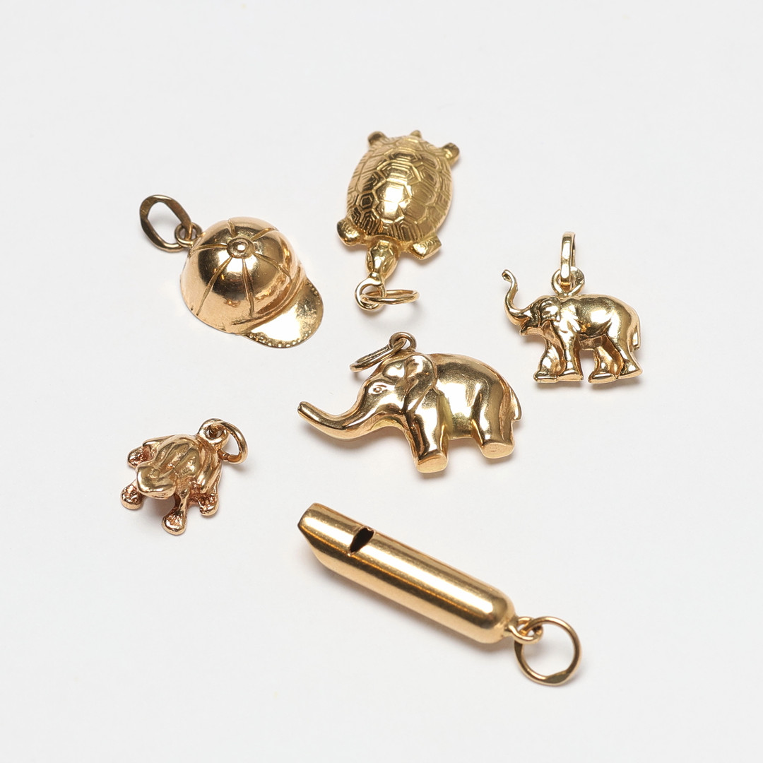 HÄNGEN, 6 st, keps, groda, visselpipa, elefanter, sköldpadda, i 18K guld, ca 5gram.