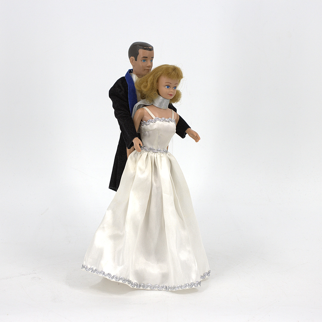 BARBIEDOCKOR, 2 st. "Midge" och "Ken", bröllopsklädsel, Mattel inc, märkt 1962 och 1960.