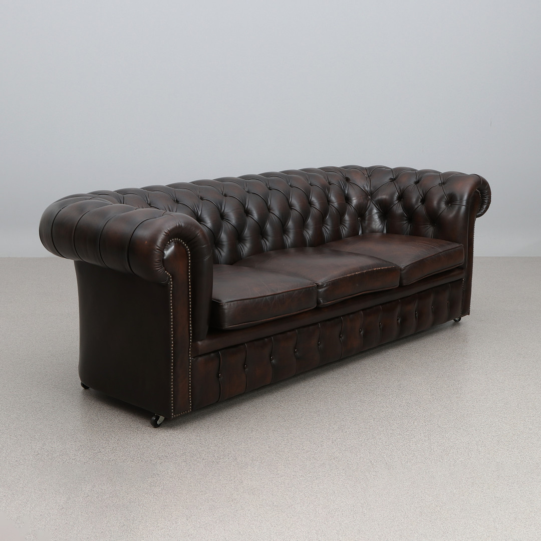 SOFFA. Mörkbrunt skinn. Chesterfieldmodell. 1900-talets andra hälft.