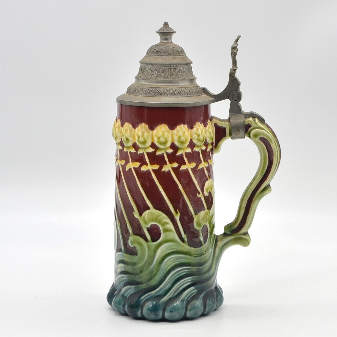 RUDOLF DITMAR ZNAIM. JUGENDSTIL BIERKRUG, KERAMIK, RELIEFIERT, FARBIG GEFASST, HANDBEMALT, RELIEFIERTER ZINNDECKEL, UM 1900.