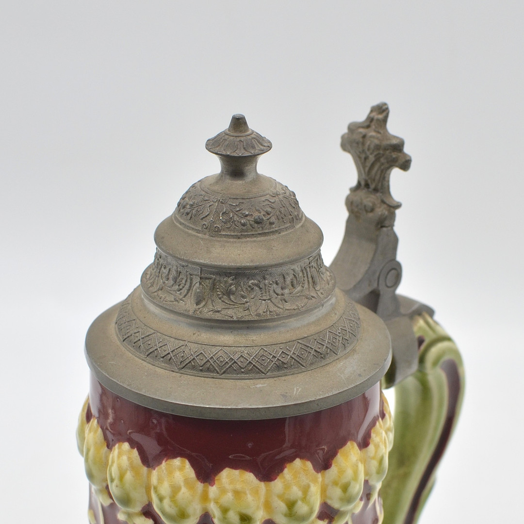 RUDOLF DITMAR ZNAIM. JUGENDSTIL BIERKRUG, KERAMIK, RELIEFIERT, FARBIG GEFASST, HANDBEMALT, RELIEFIERTER ZINNDECKEL, UM 1900.