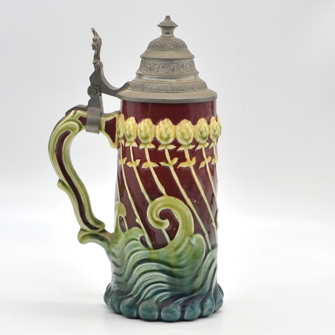 RUDOLF DITMAR ZNAIM. JUGENDSTIL BIERKRUG, KERAMIK, RELIEFIERT, FARBIG GEFASST, HANDBEMALT, RELIEFIERTER ZINNDECKEL, UM 1900.