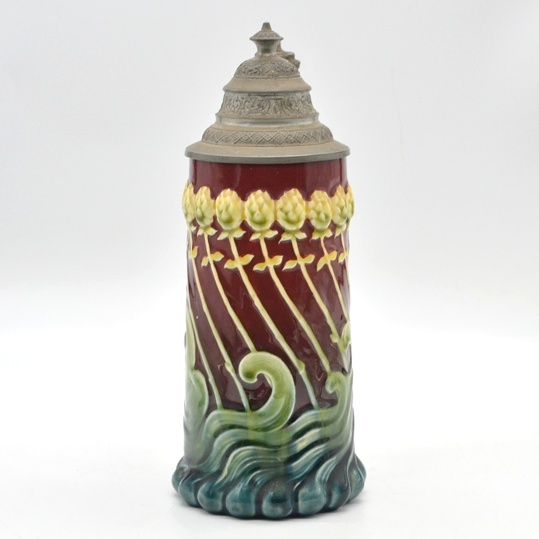 RUDOLF DITMAR ZNAIM. JUGENDSTIL BIERKRUG, KERAMIK, RELIEFIERT, FARBIG GEFASST, HANDBEMALT, RELIEFIERTER ZINNDECKEL, UM 1900.