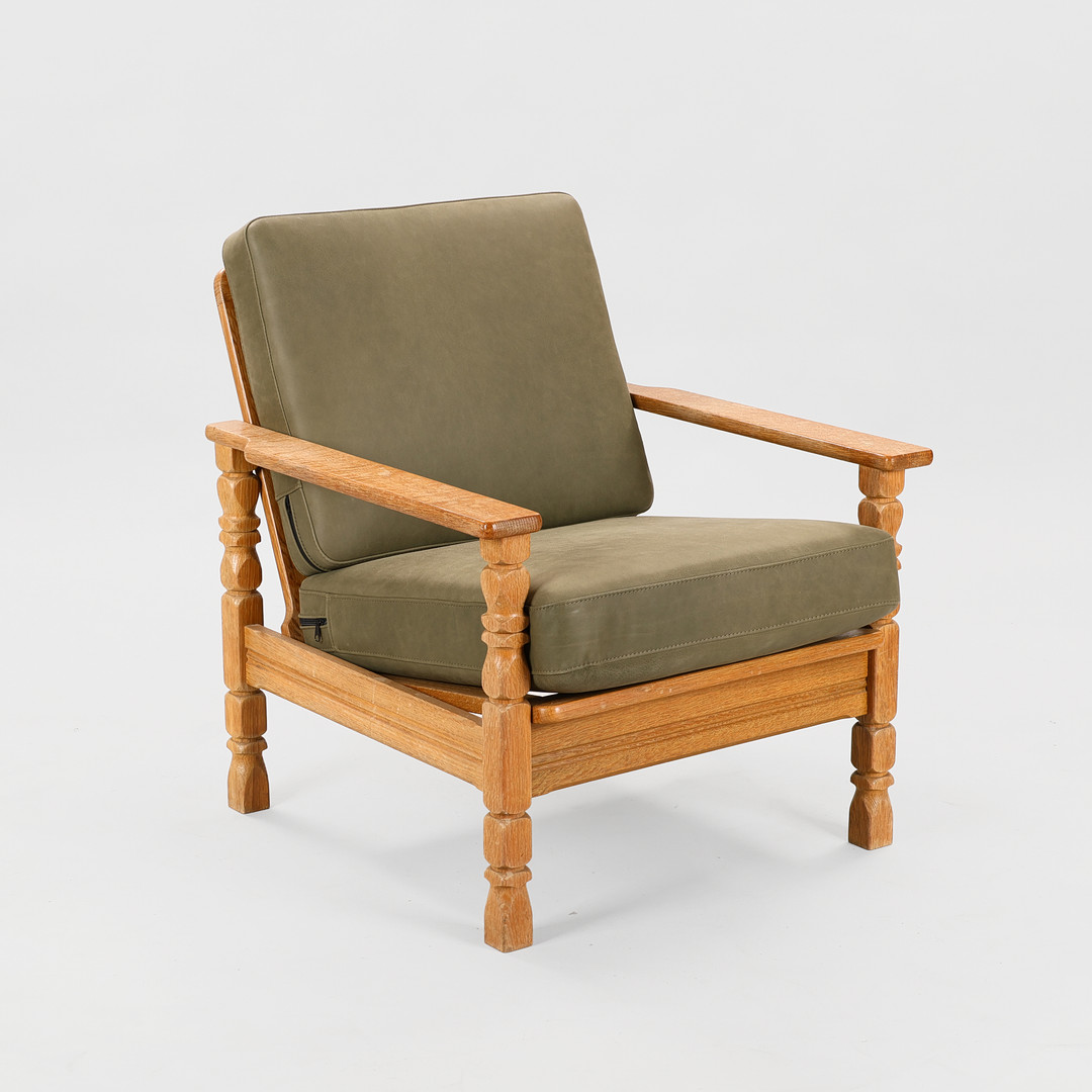 Lænestol med stel af massivt egetræ, hynder nybetrukket med grønt læder, Kjærnulf-stil, Danmark, ca. 1960/70'erne.