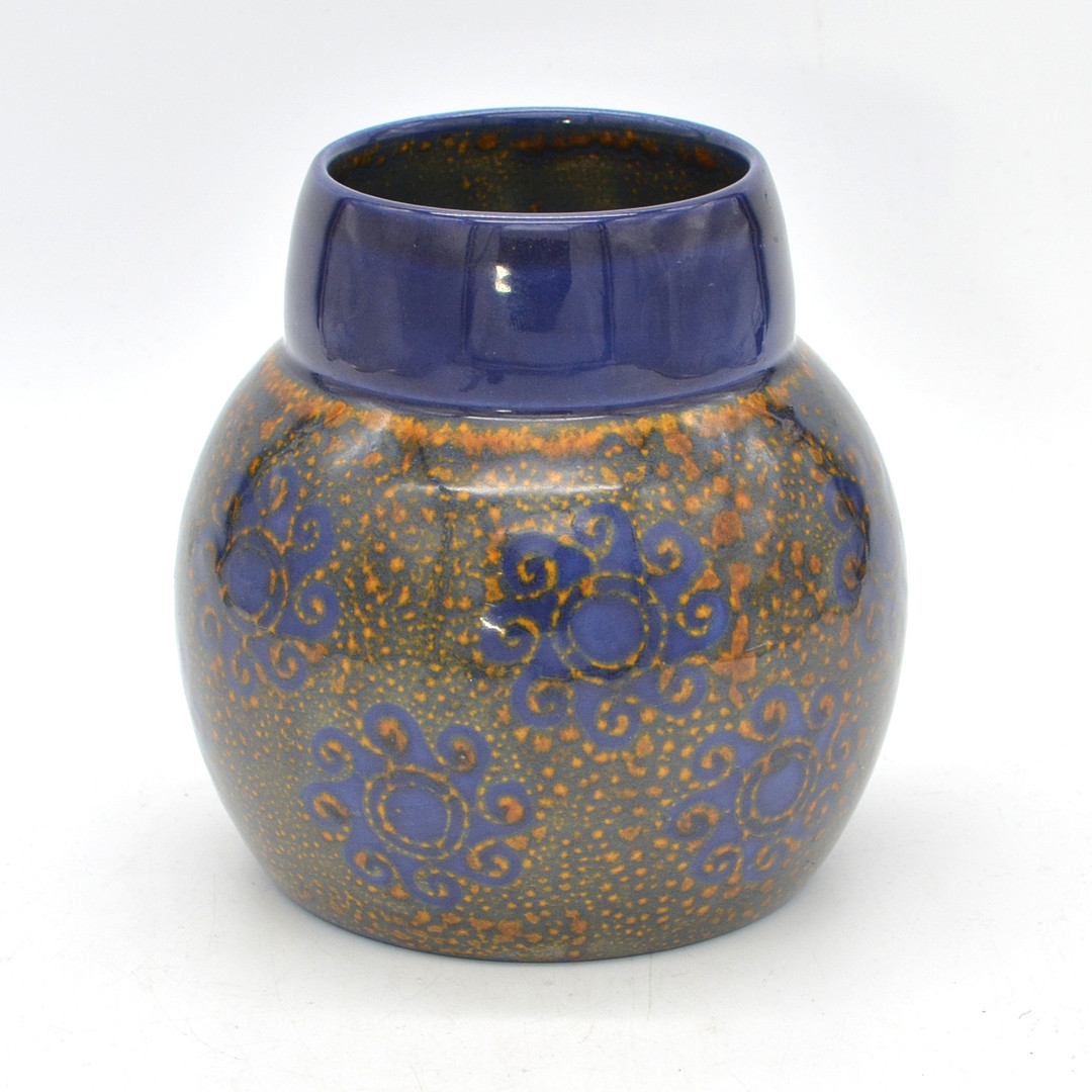 WALTER STOCK. VELTEN-VORDAMM, VASE, STEINGUT, SONNEN-MOTIV UND FAT-LAVA-GLASUR, 1912, PRESSSTEMPEL W UND UNVOLLSTÄNDIGE BODENMARKE.