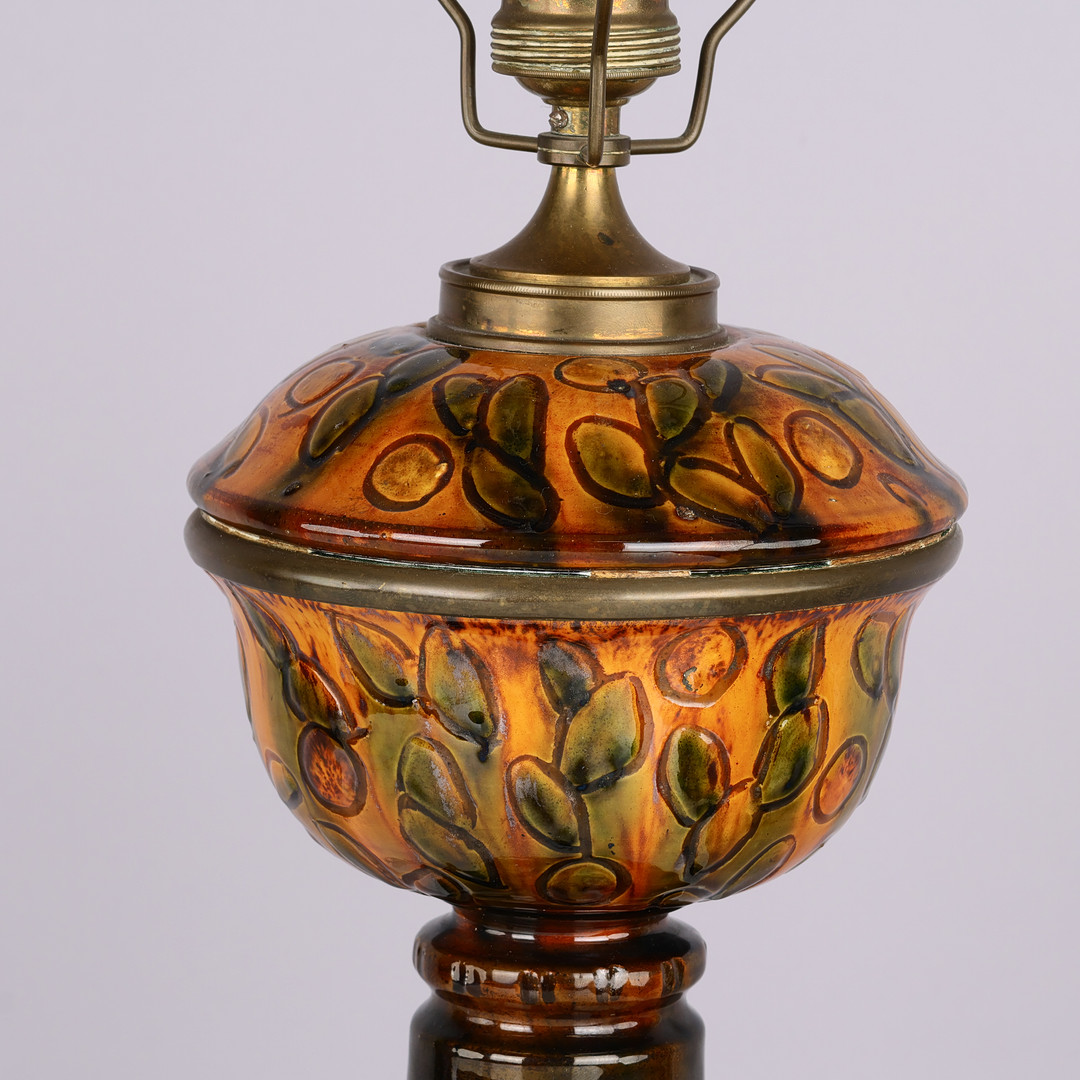 Bordlampe af stentøj, glaseret i grønne, brune, og gule nuancer, Skønvirke, Danmark, 1900-tallets første halvdel.