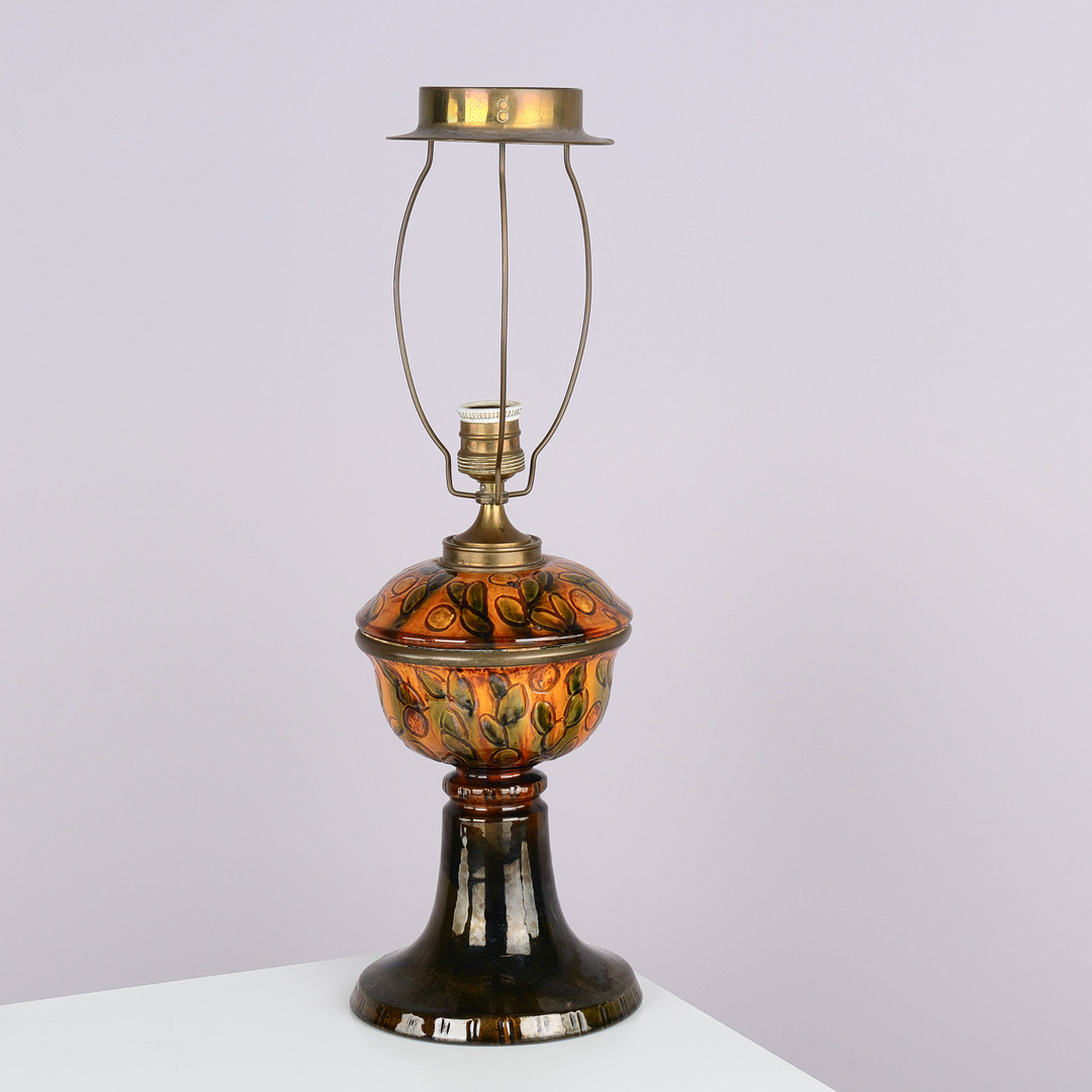 Bordlampe af stentøj, glaseret i grønne, brune, og gule nuancer, Skønvirke, Danmark, 1900-tallets første halvdel.